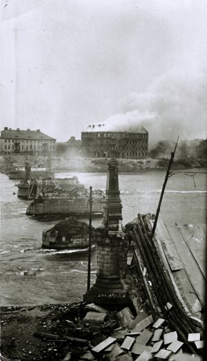 Gesprengte Brücke Frankfurt (Oder) 1945